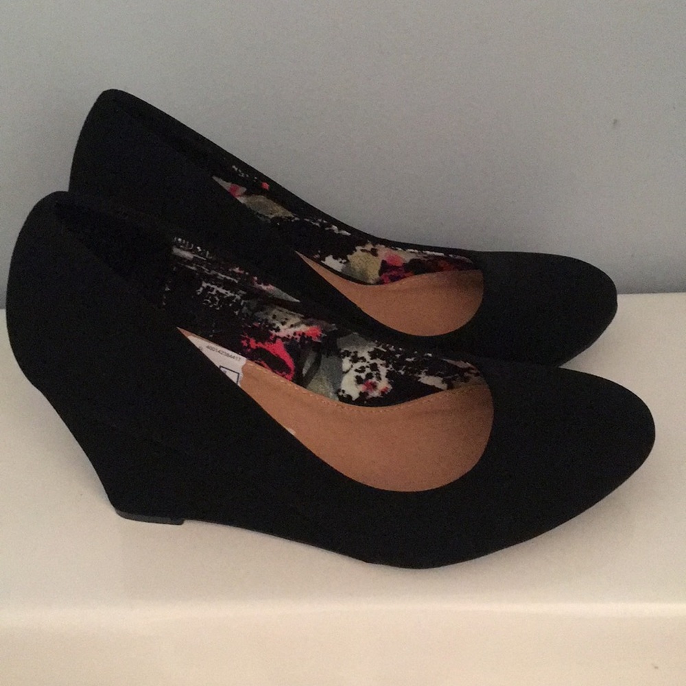 Black high heeled wedges - Picture 4 of 4